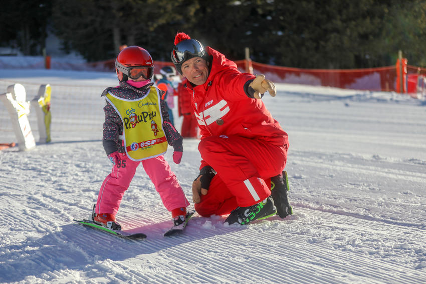 Cours à l'école de ski pour enfants